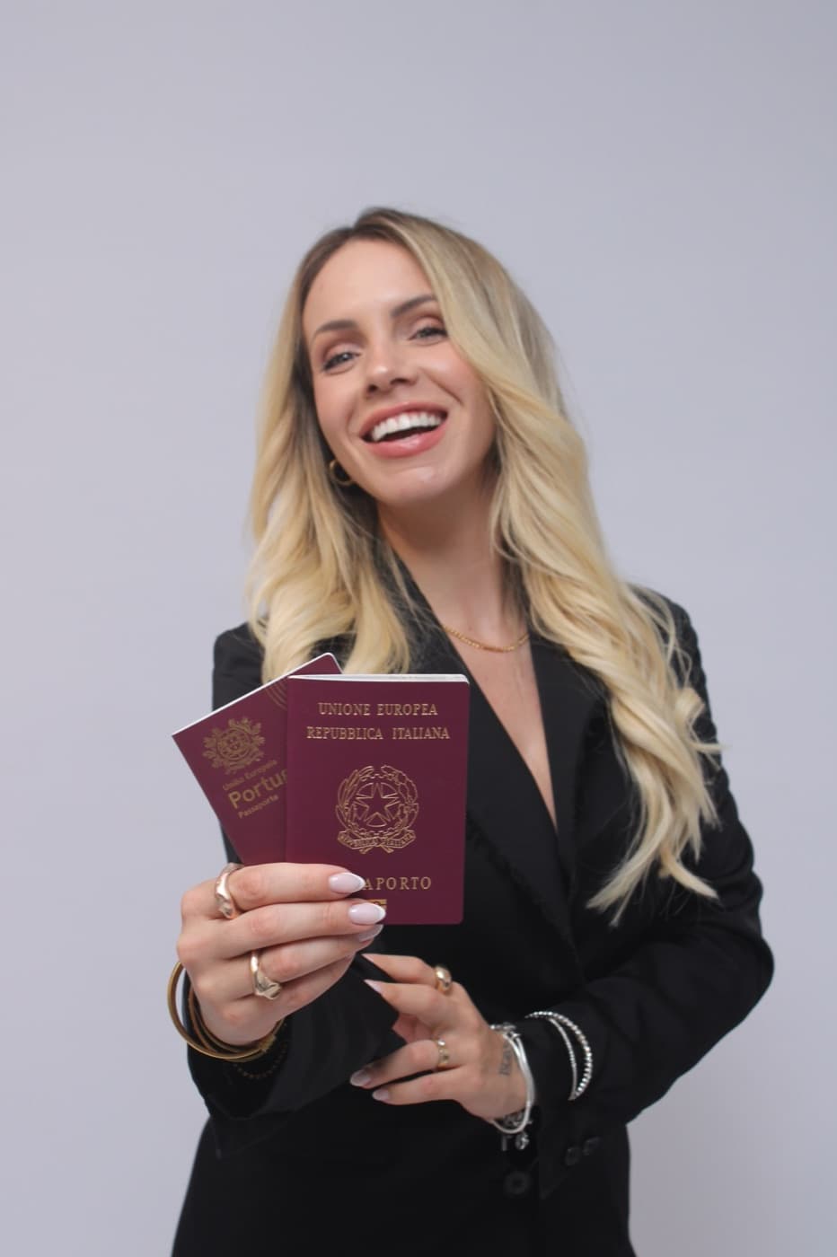 Marcela Nogueira segurando passaportes italiano e português
